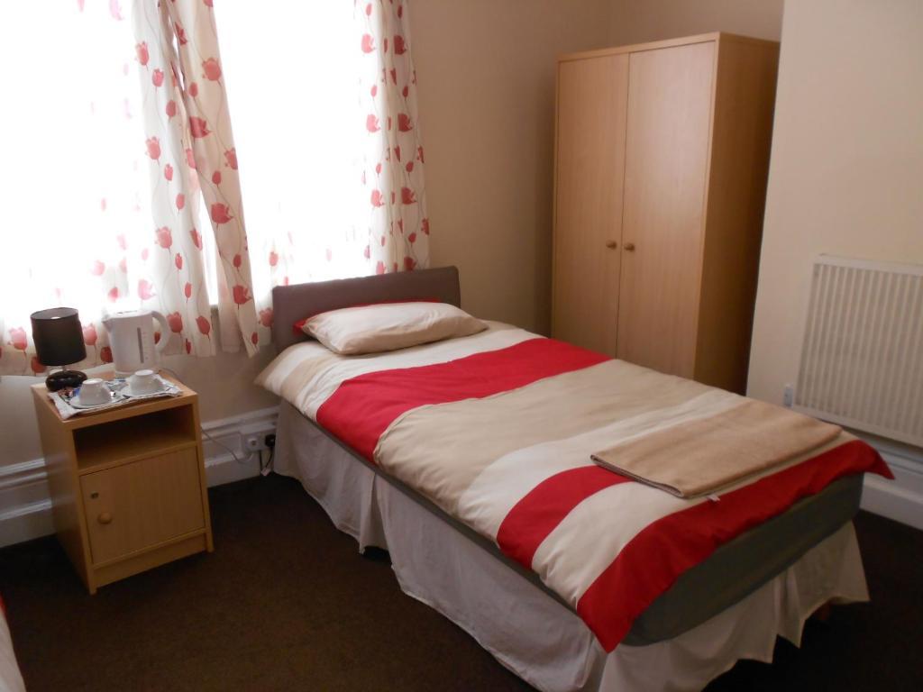 Acorn Lodge Guest House - Free Parking Gosport Room photo
